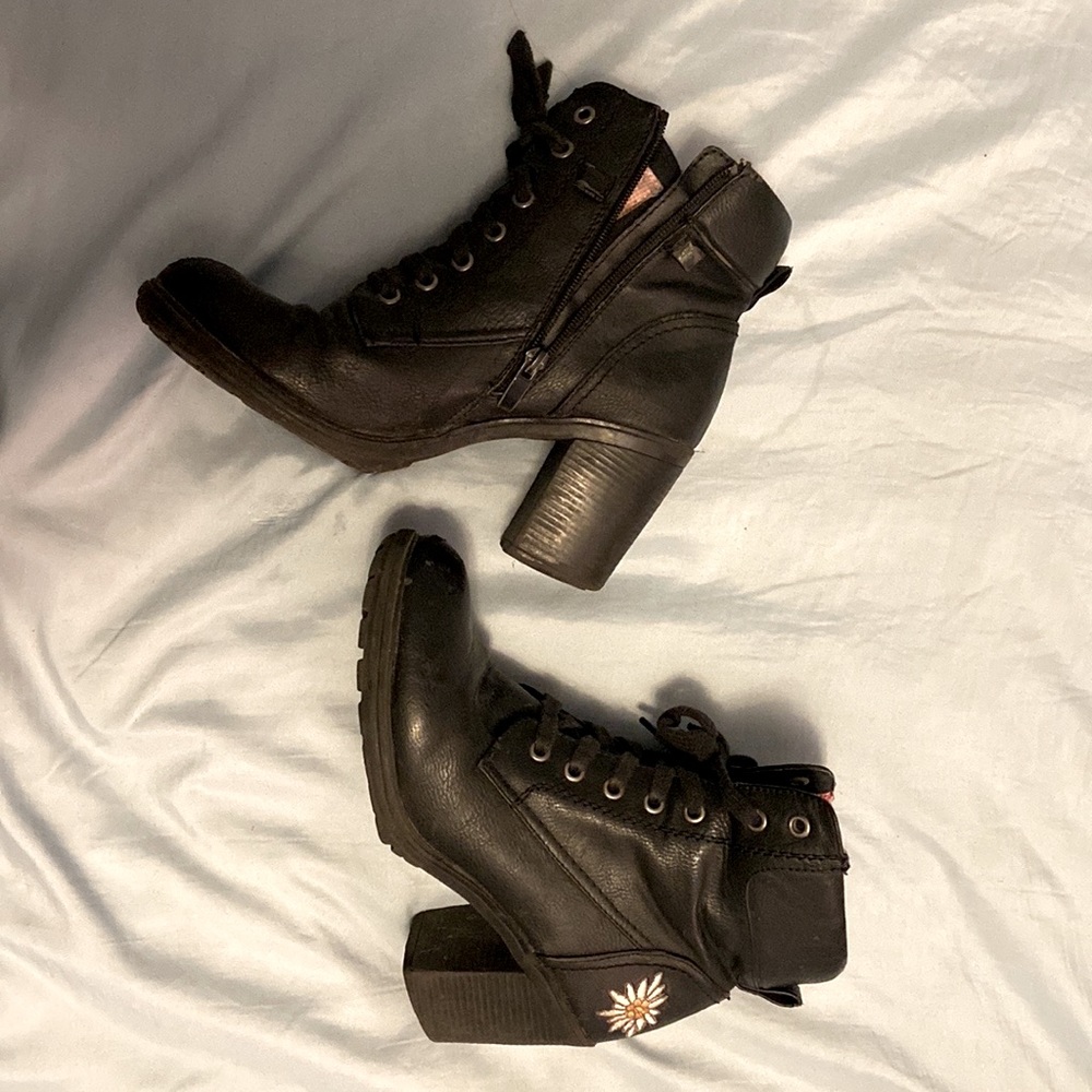 Block heeled Black Boots with daisy detail / US size 7.5